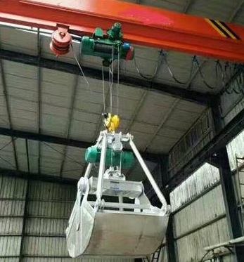 电动马达抓斗作业现场图片